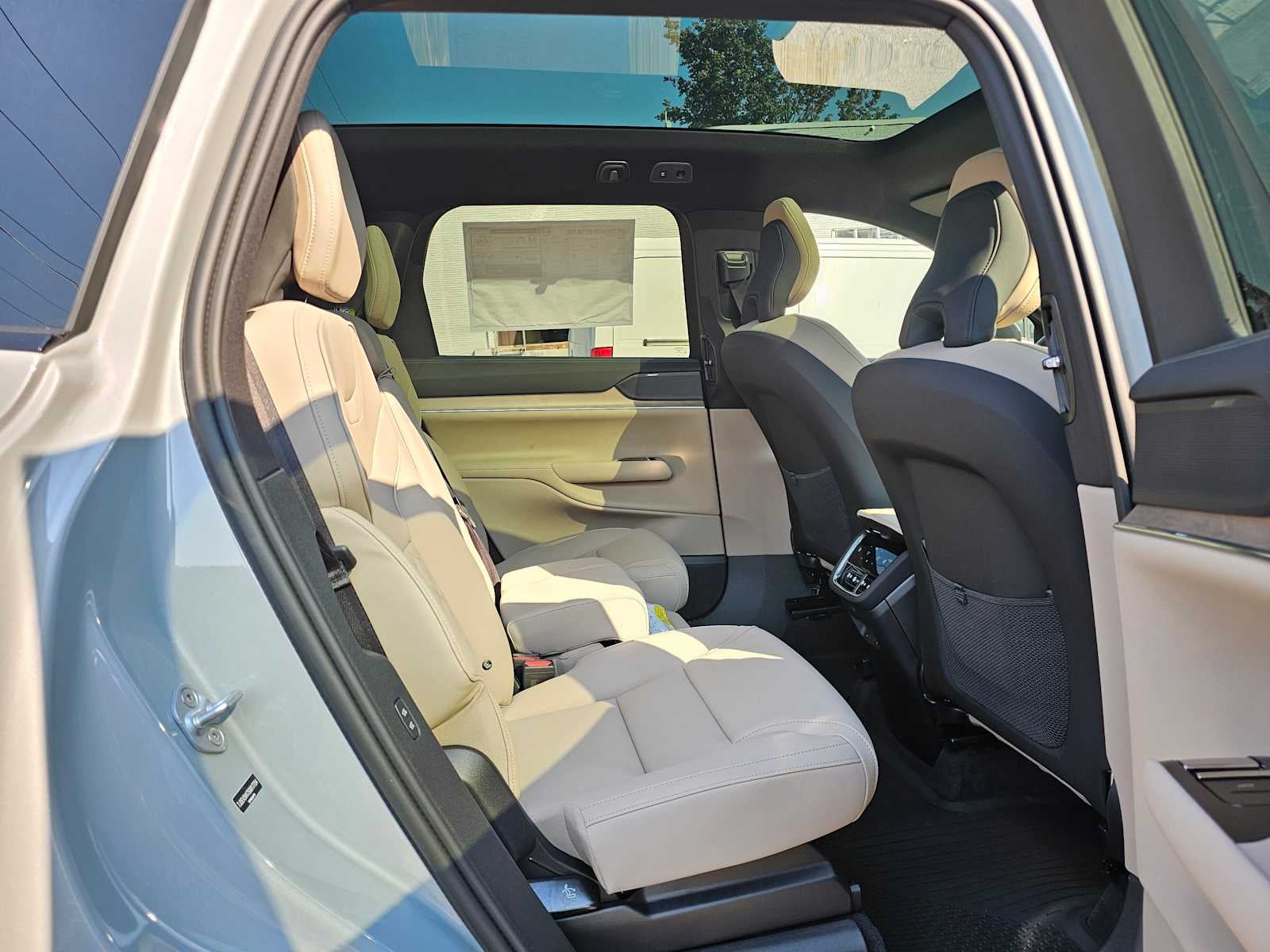 2025 Volvo EX90 Plus