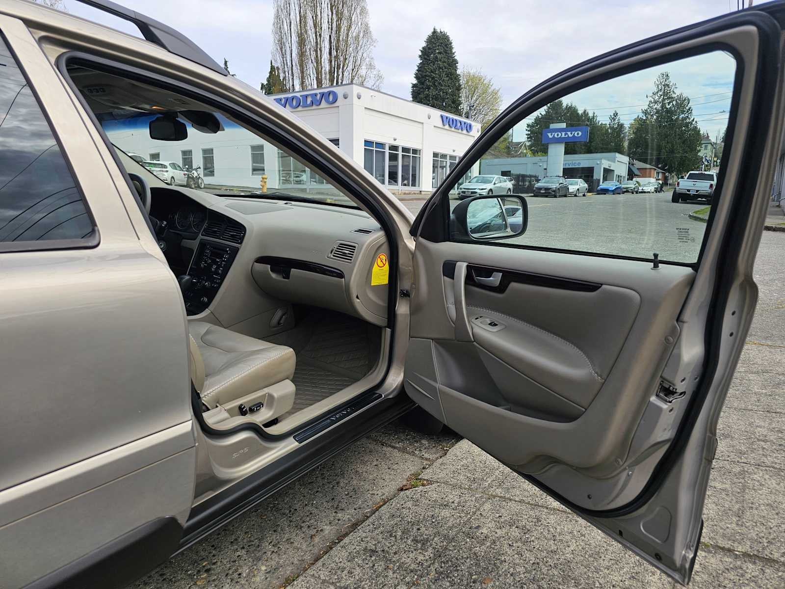 2004 Volvo V70 Base