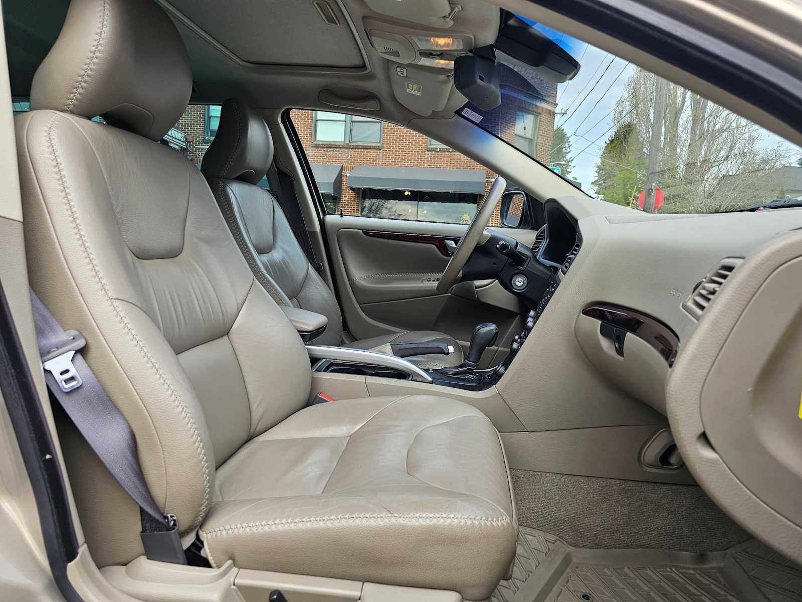 2004 Volvo V70 Base