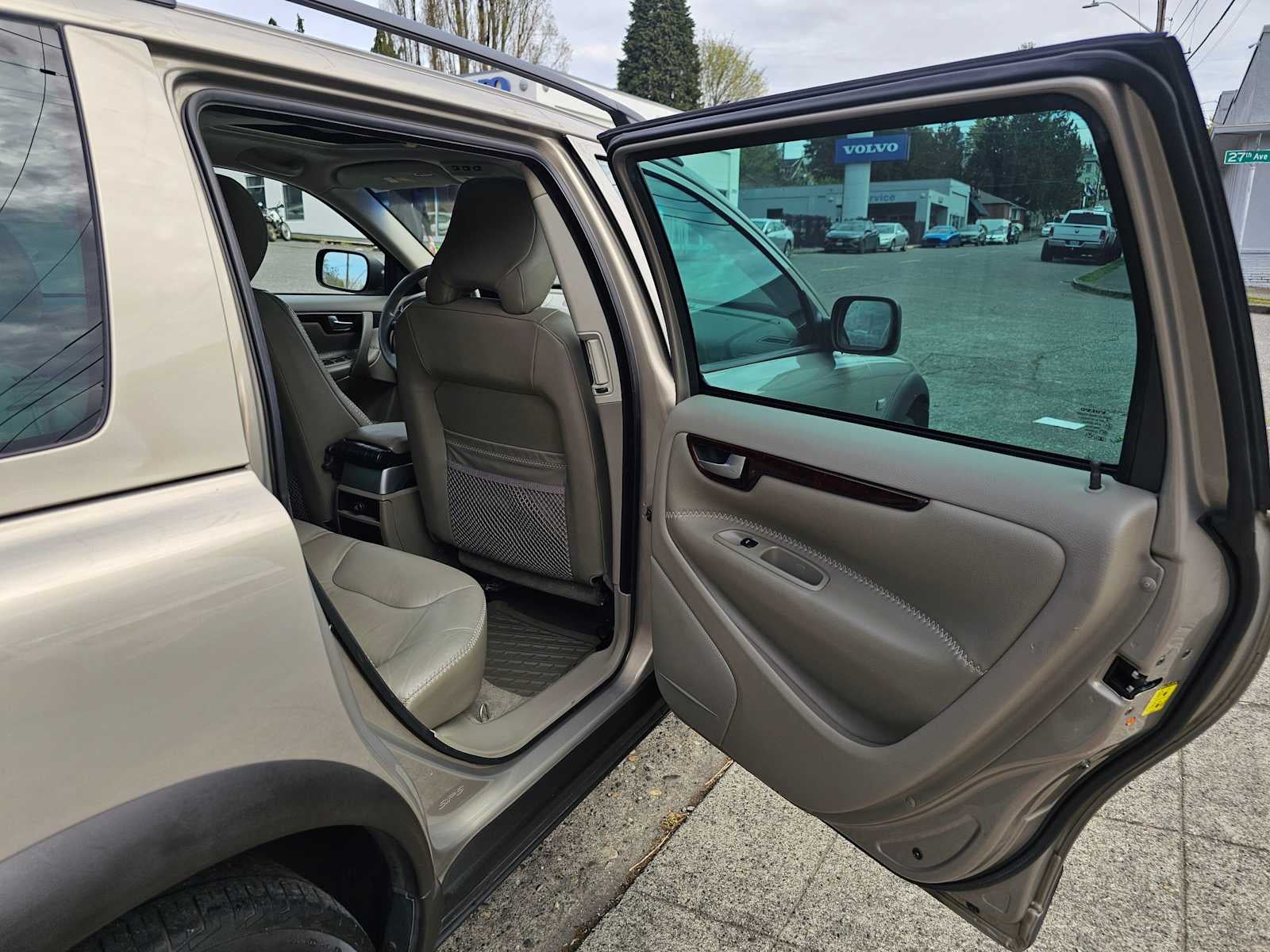2004 Volvo V70 Base