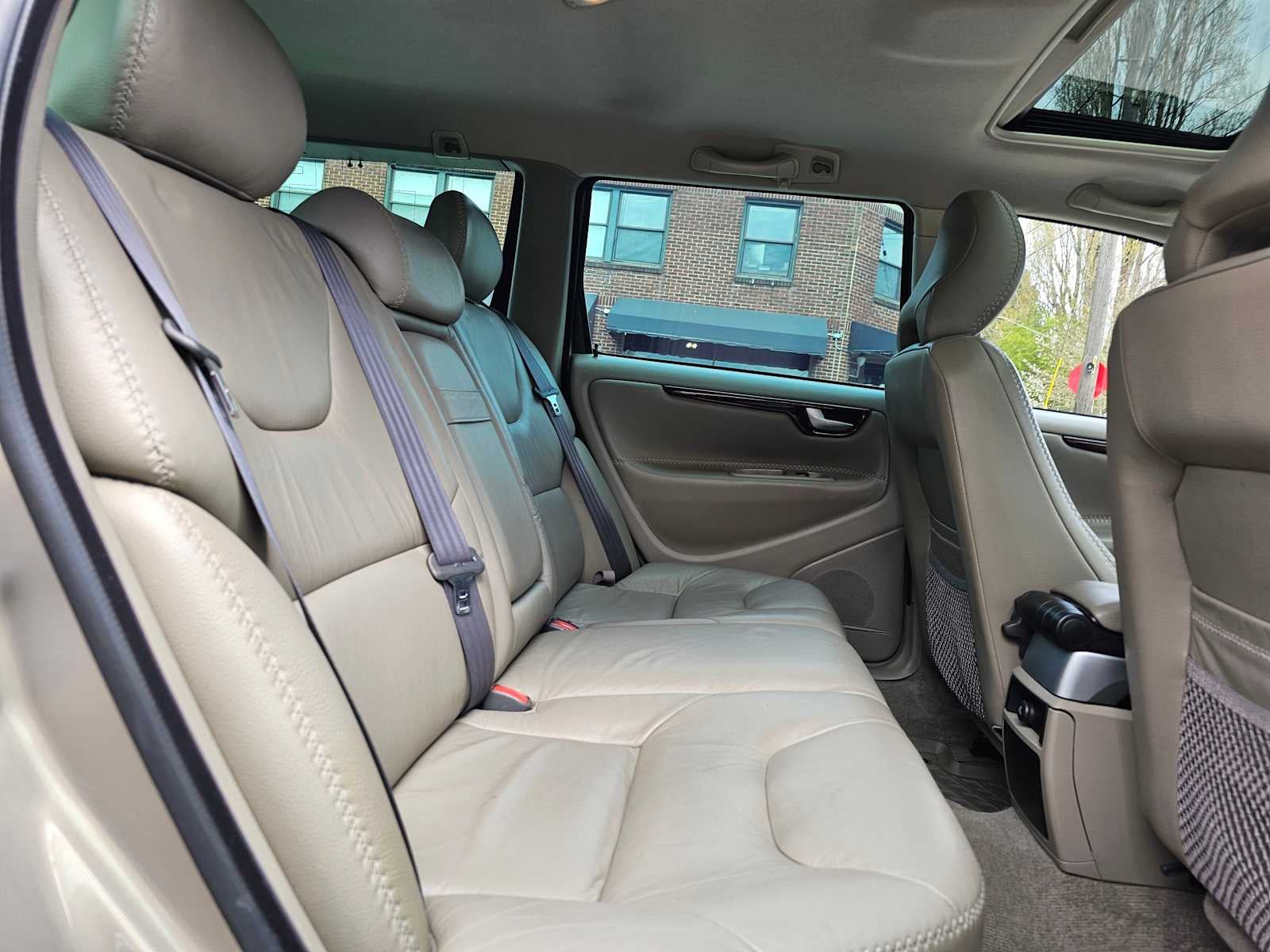 2004 Volvo V70 Base