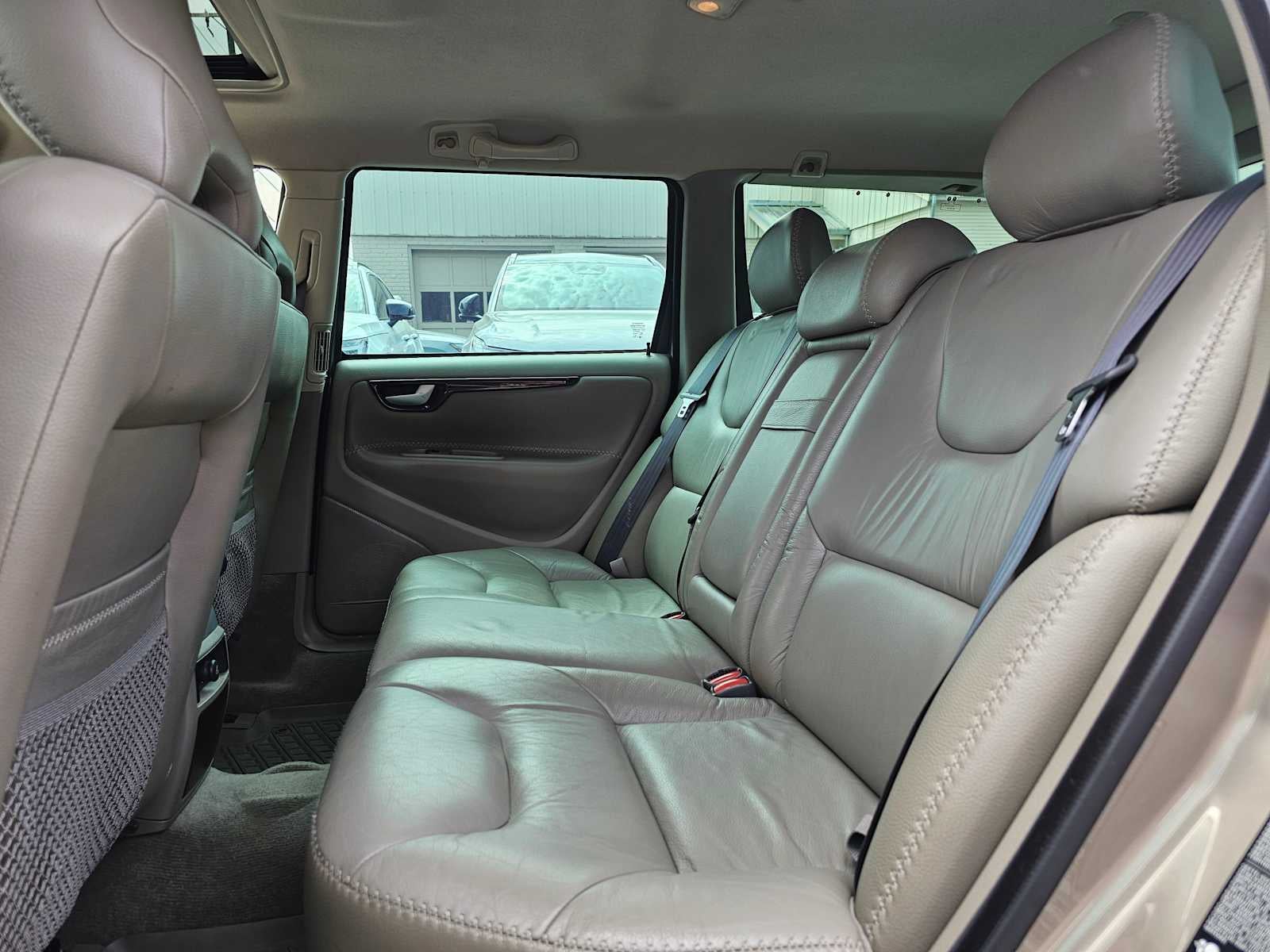 2004 Volvo V70 Base