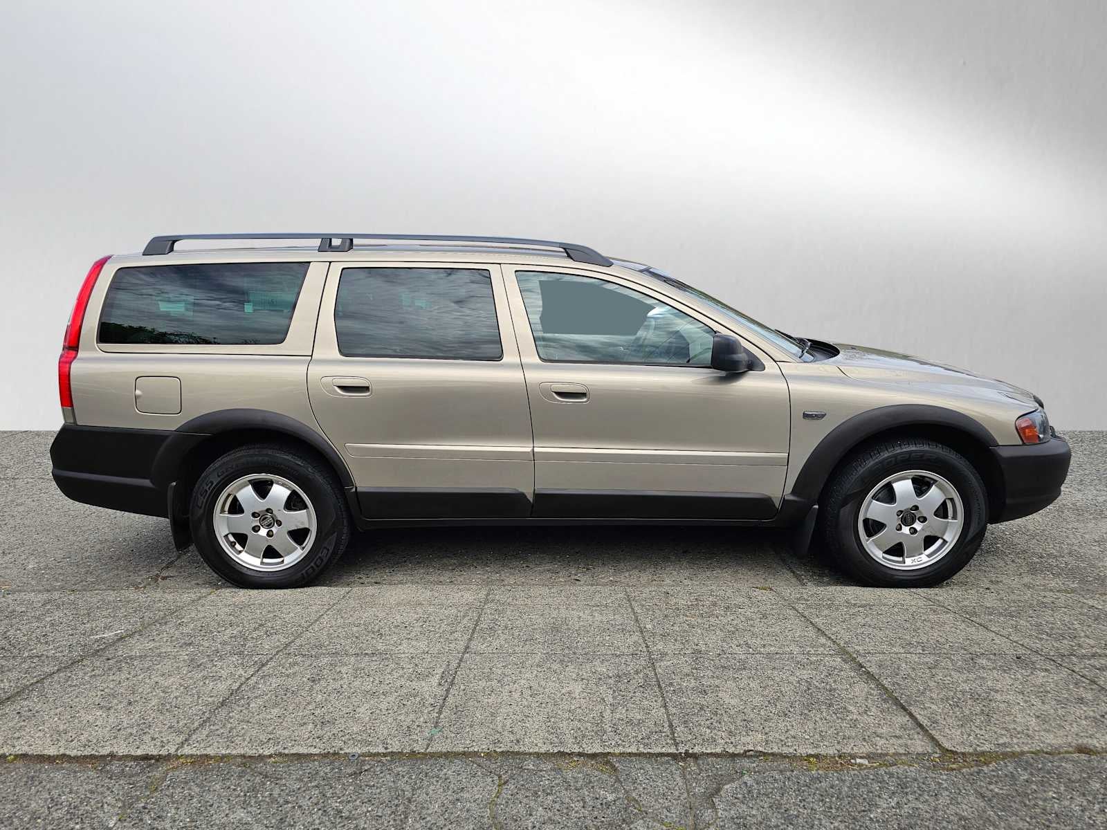 2004 Volvo V70 Base