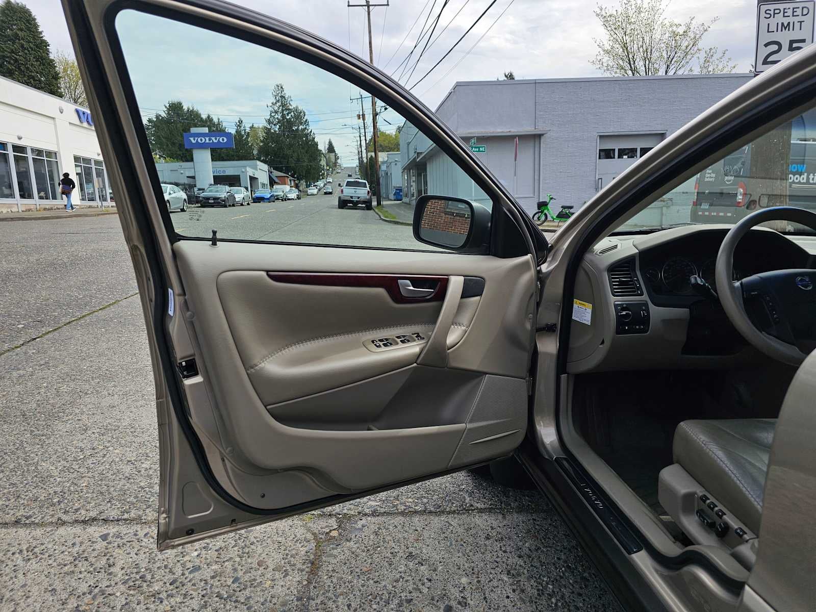 2004 Volvo V70 Base