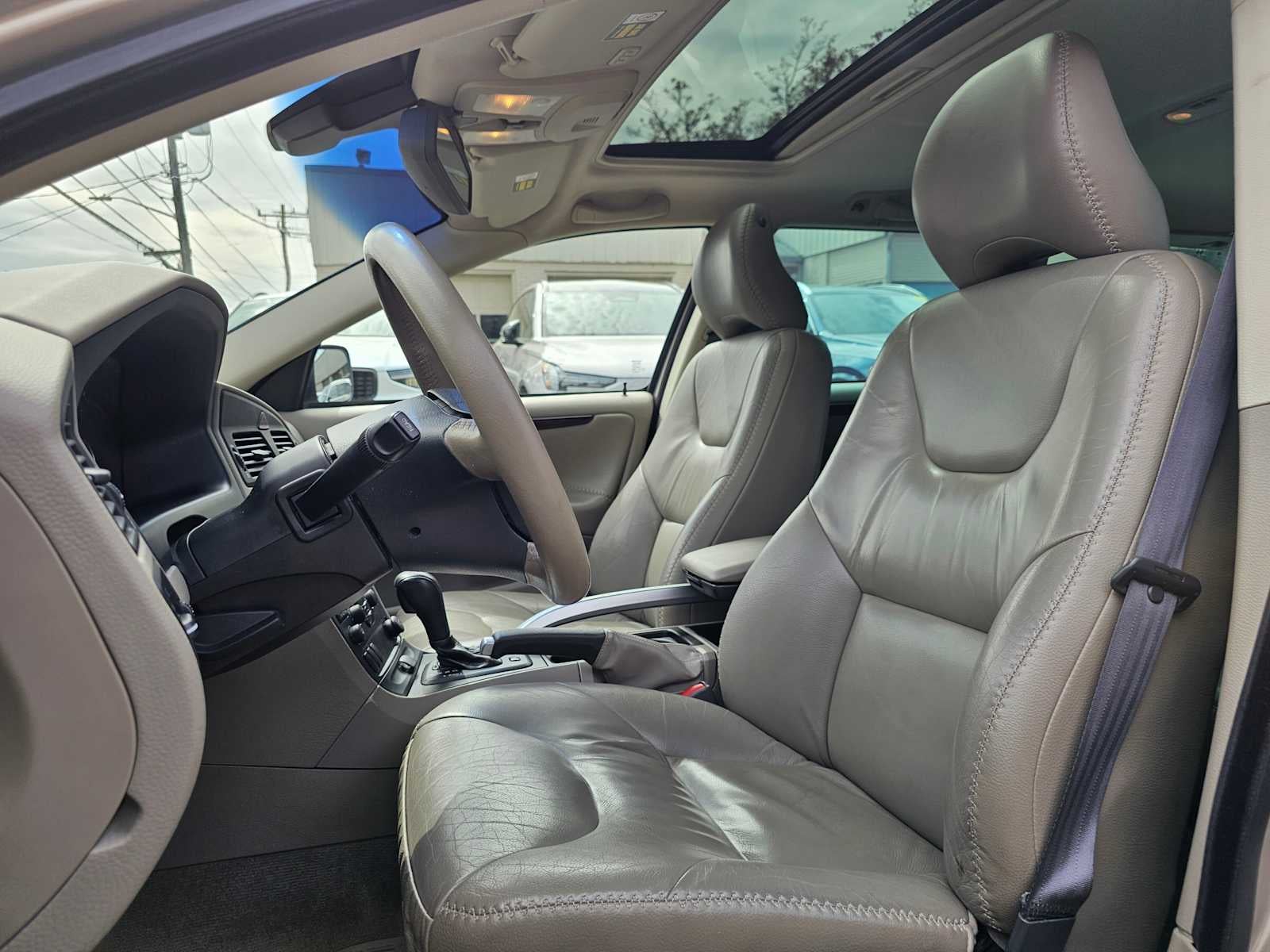 2004 Volvo V70 Base