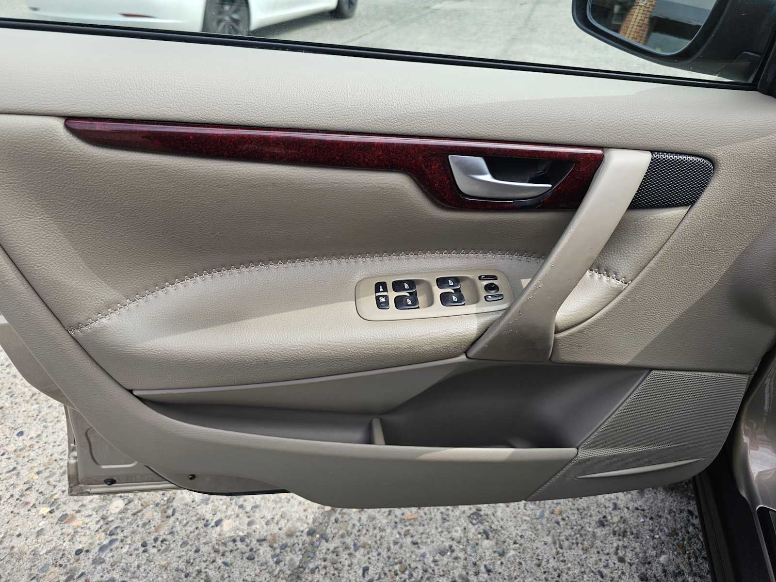 2004 Volvo V70 Base