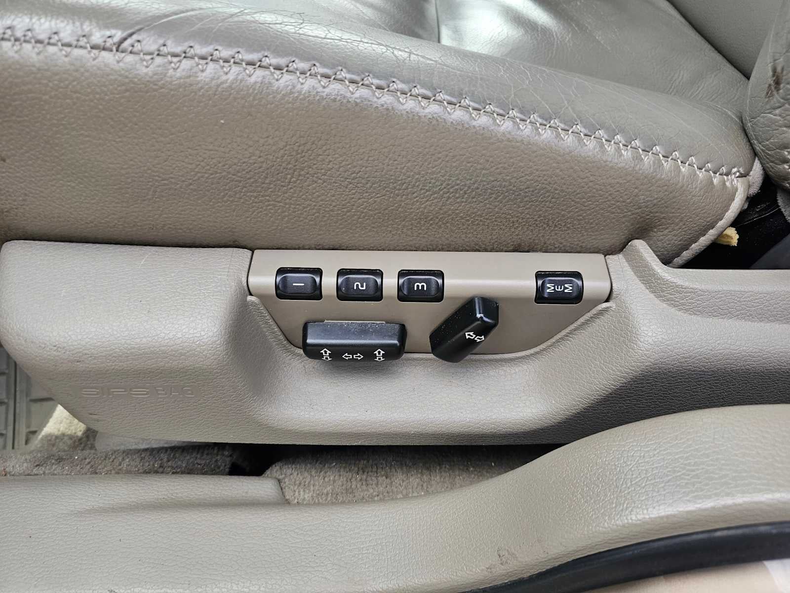 2004 Volvo V70 Base