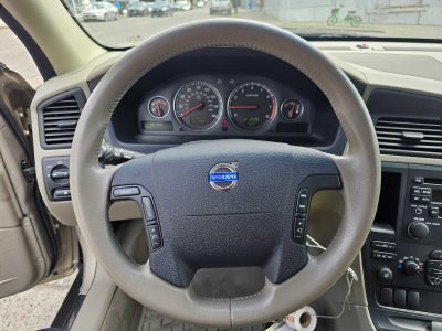 2004 Volvo V70 Base
