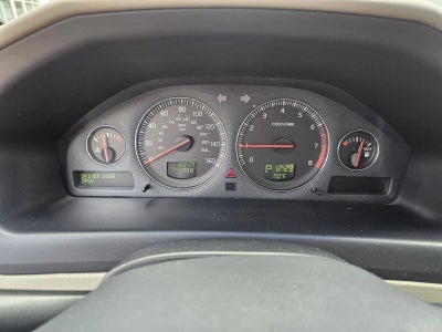 2004 Volvo V70 Base