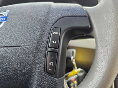 2004 Volvo V70 Base