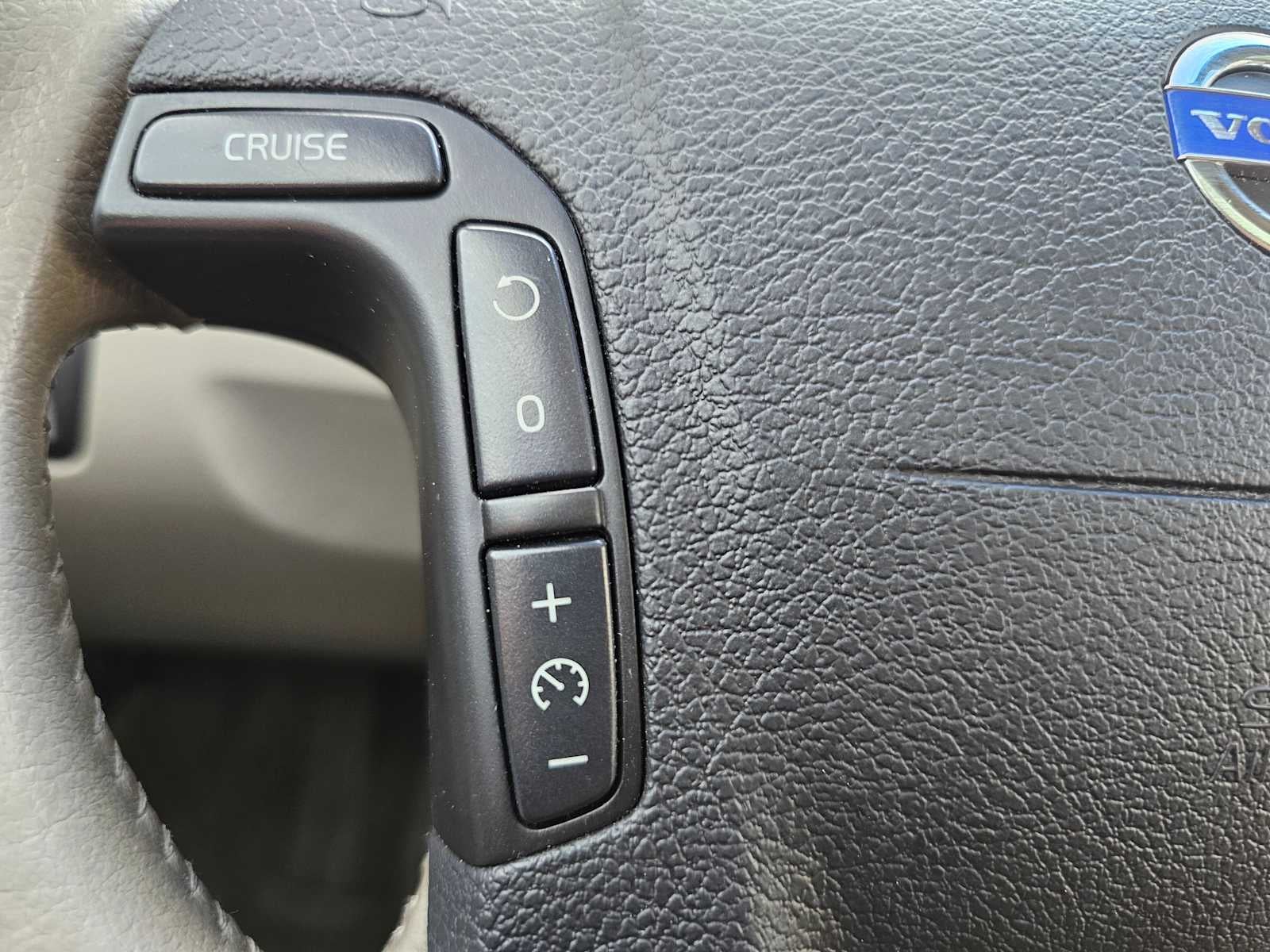 2004 Volvo V70 Base