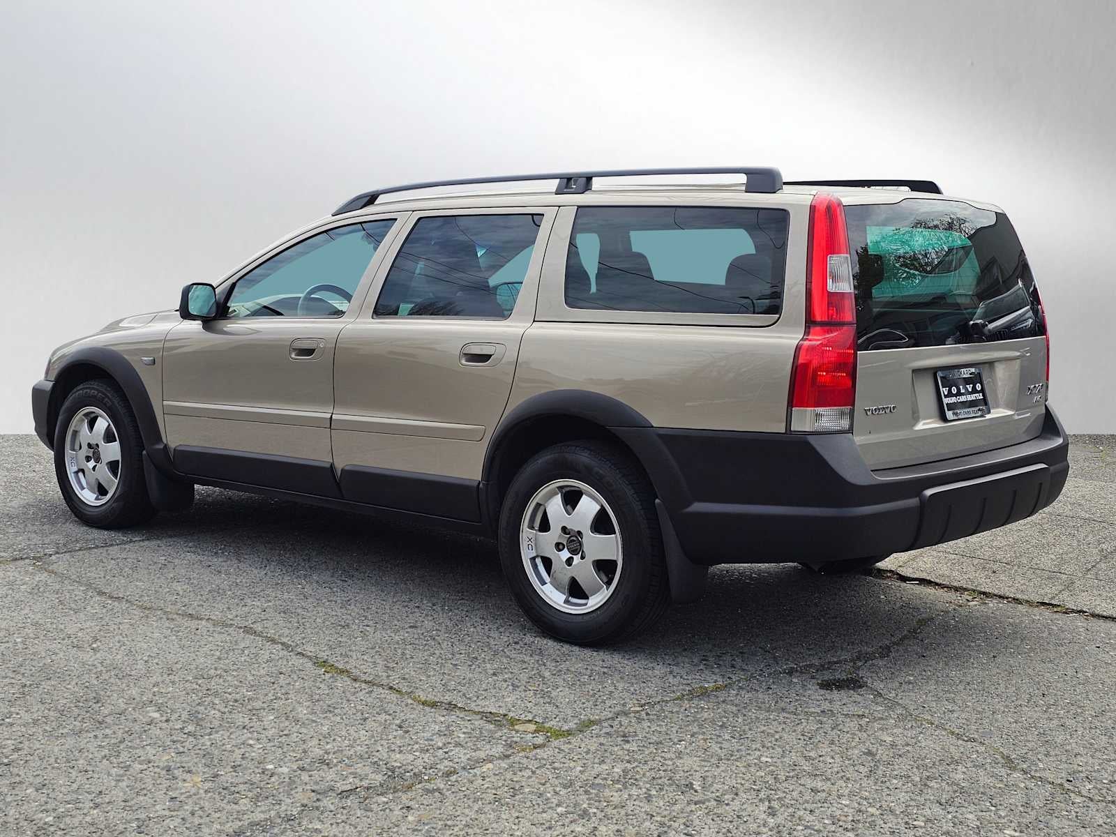 2004 Volvo V70 Base
