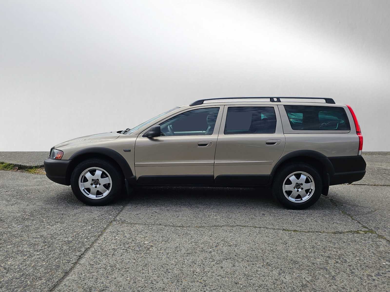 2004 Volvo V70 Base