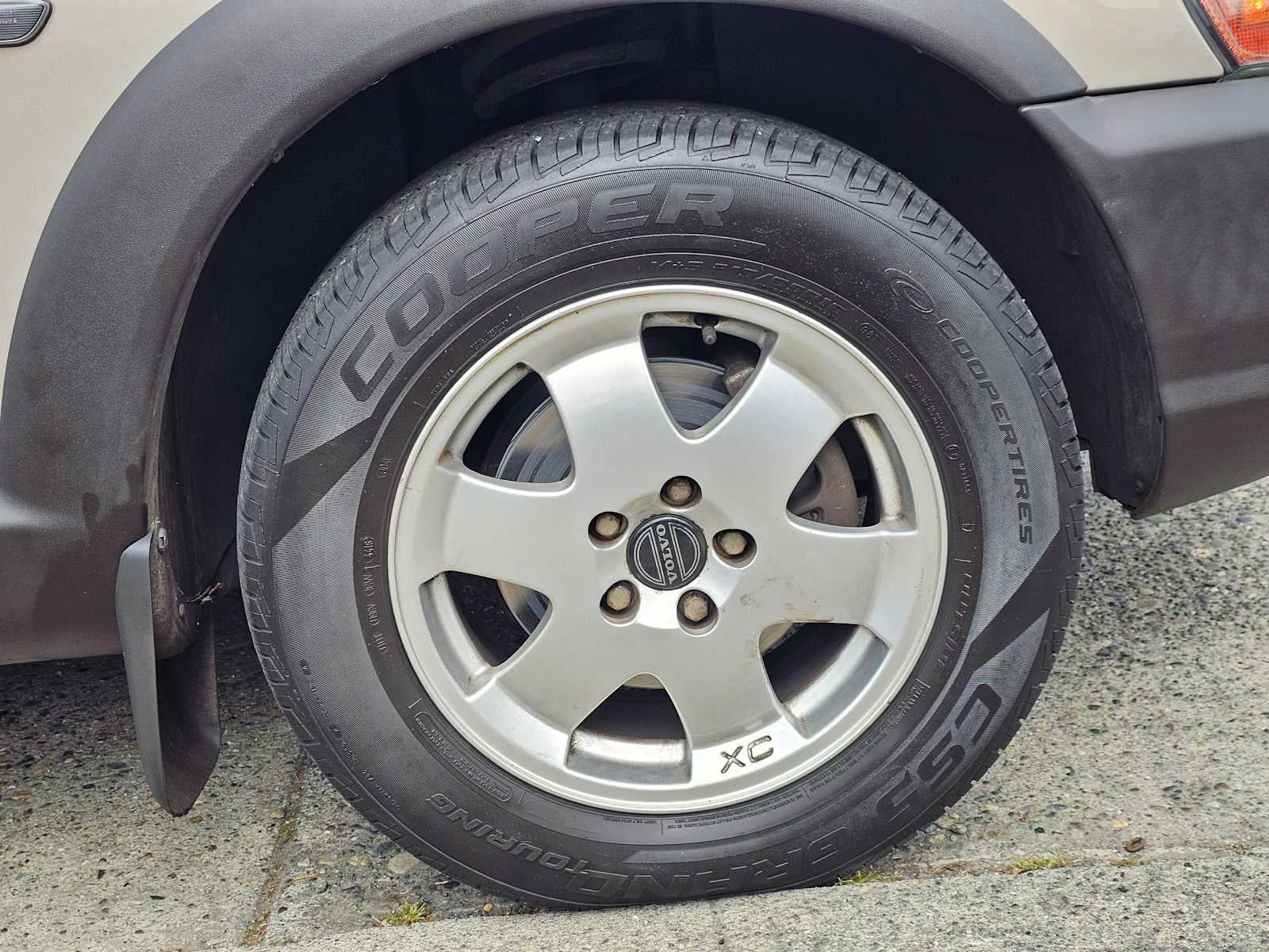 2004 Volvo V70 Base