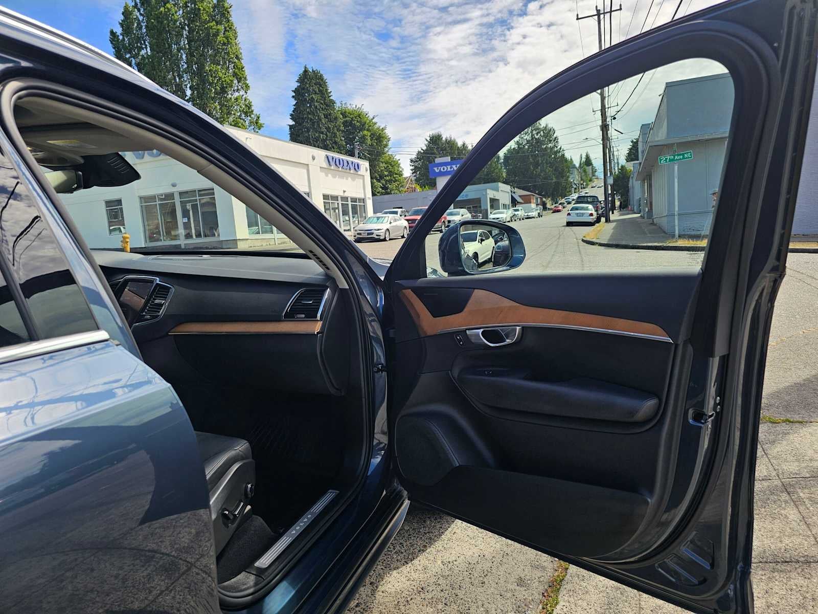2024 Volvo XC90 Plus Bright Theme