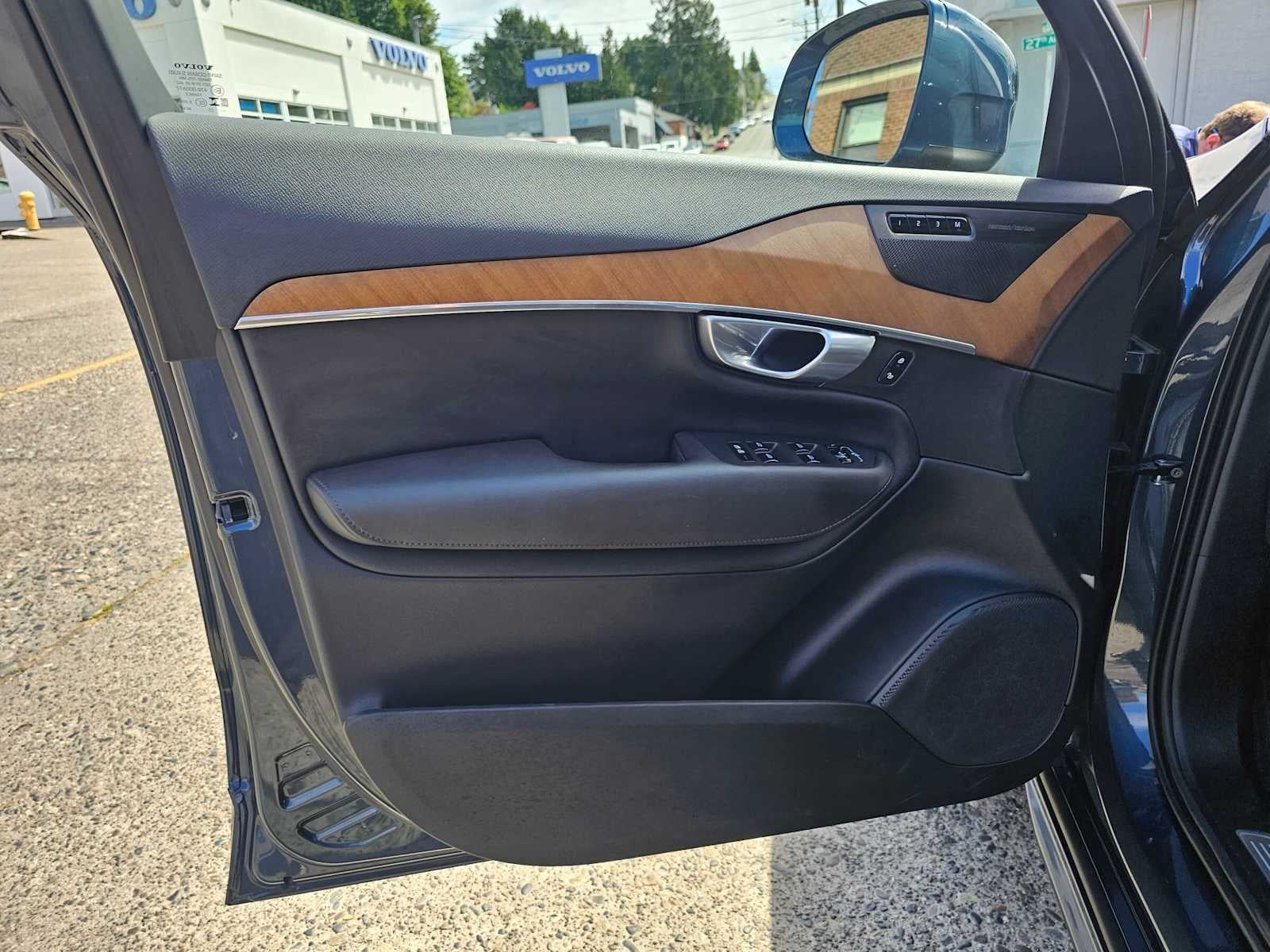 2024 Volvo XC90 Plus Bright Theme