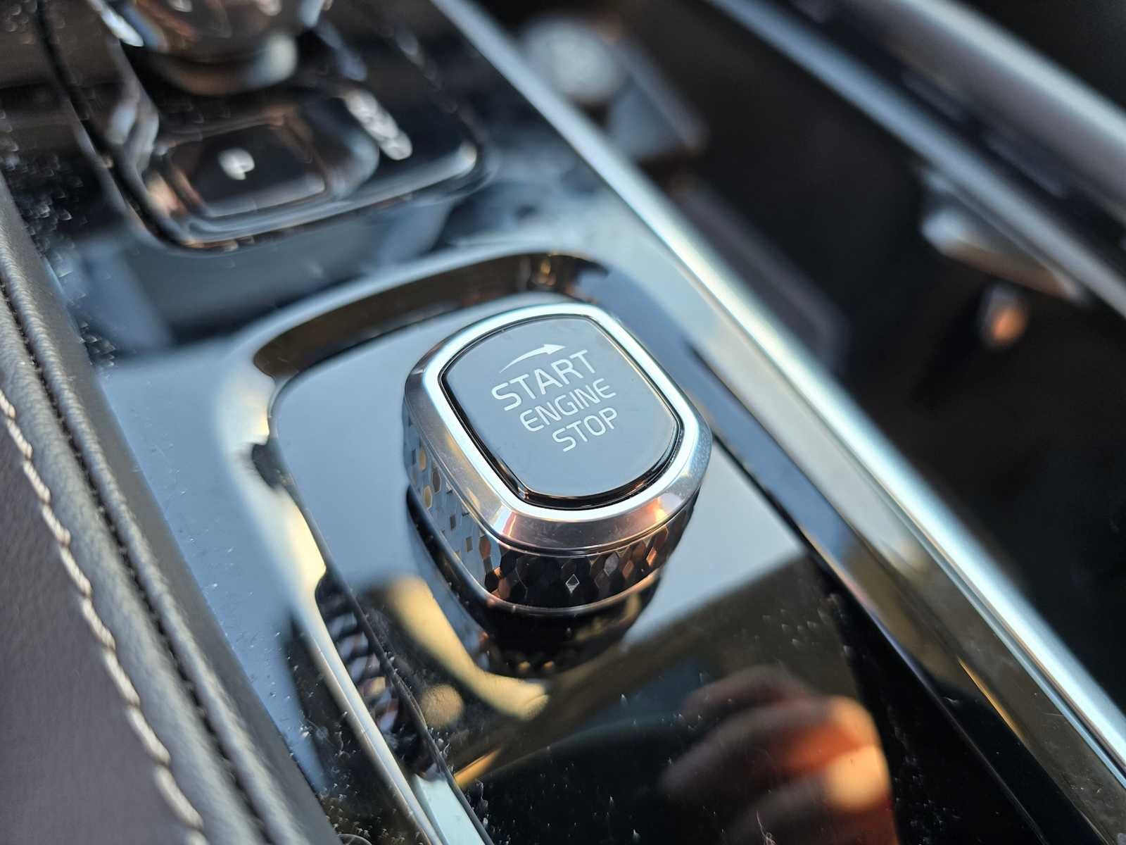 2024 Volvo XC90 Ultimate Bright Theme