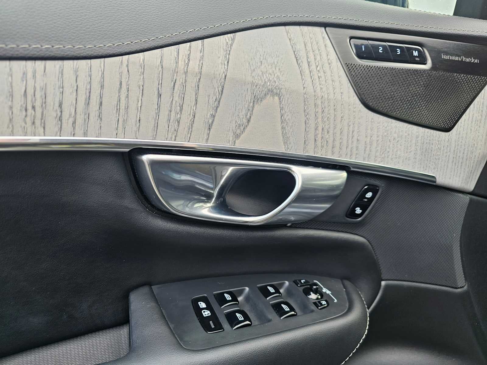 2024 Volvo XC90 Ultimate Bright Theme