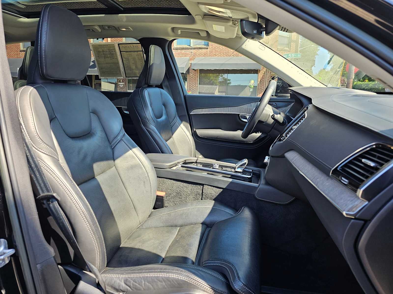2023 Volvo XC90 Recharge Plug-In Hybrid Ultimate Bright Theme