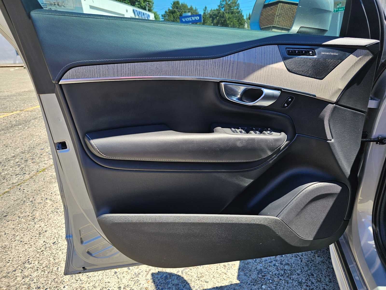 2023 Volvo XC90 Recharge Plug-In Hybrid Ultimate Bright Theme