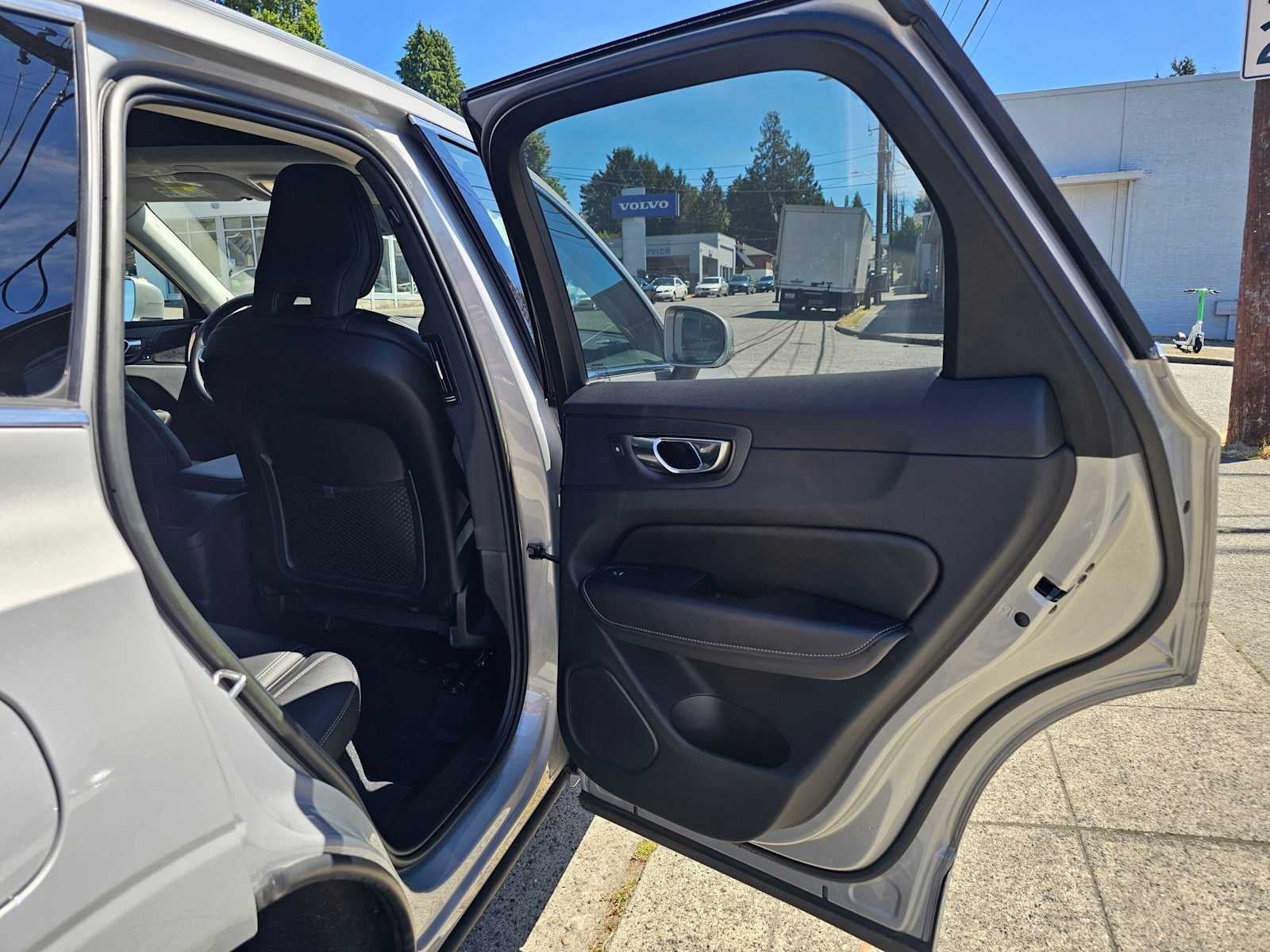 2023 Volvo XC60 Recharge Plug-In Hybrid Ultimate Bright Theme