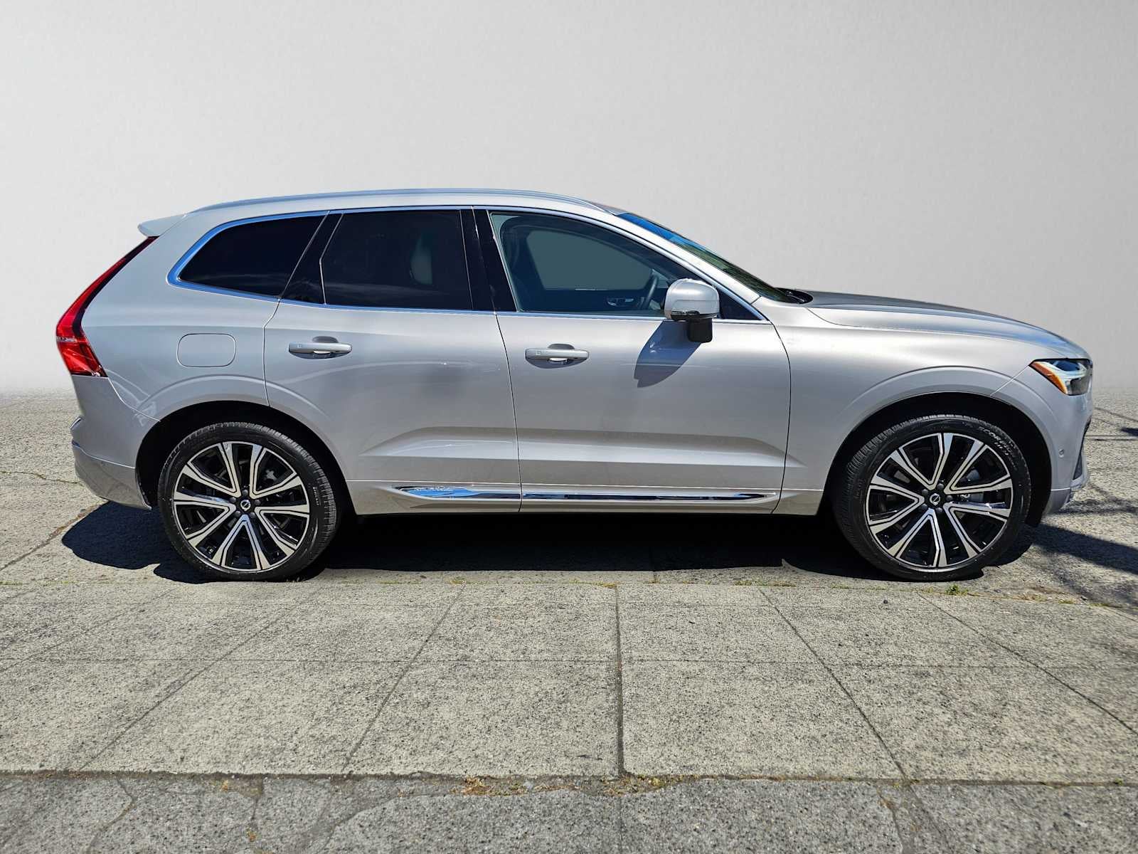 2023 Volvo XC60 Recharge Plug-In Hybrid Ultimate Bright Theme