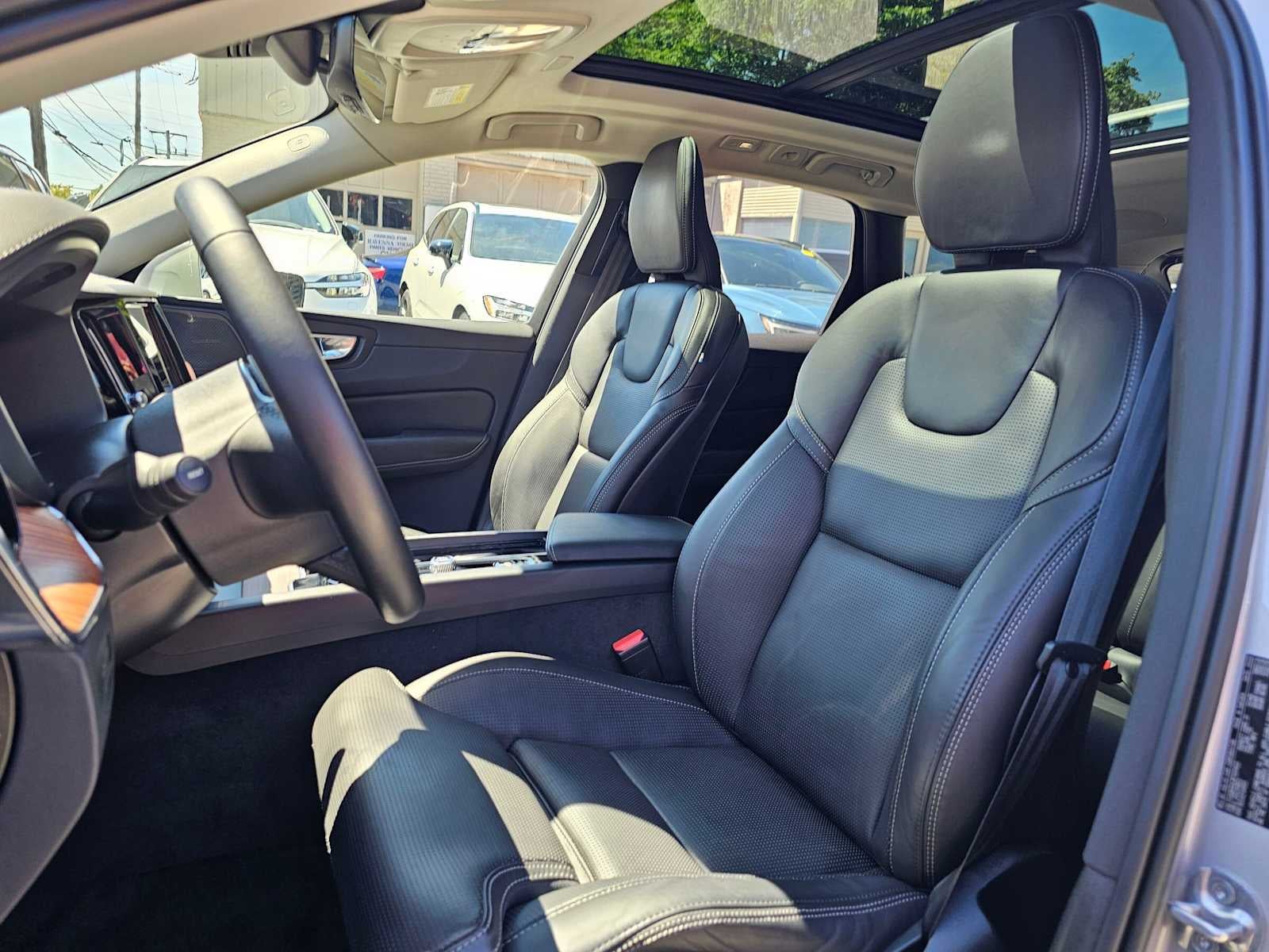 2023 Volvo XC60 Recharge Plug-In Hybrid Ultimate Bright Theme