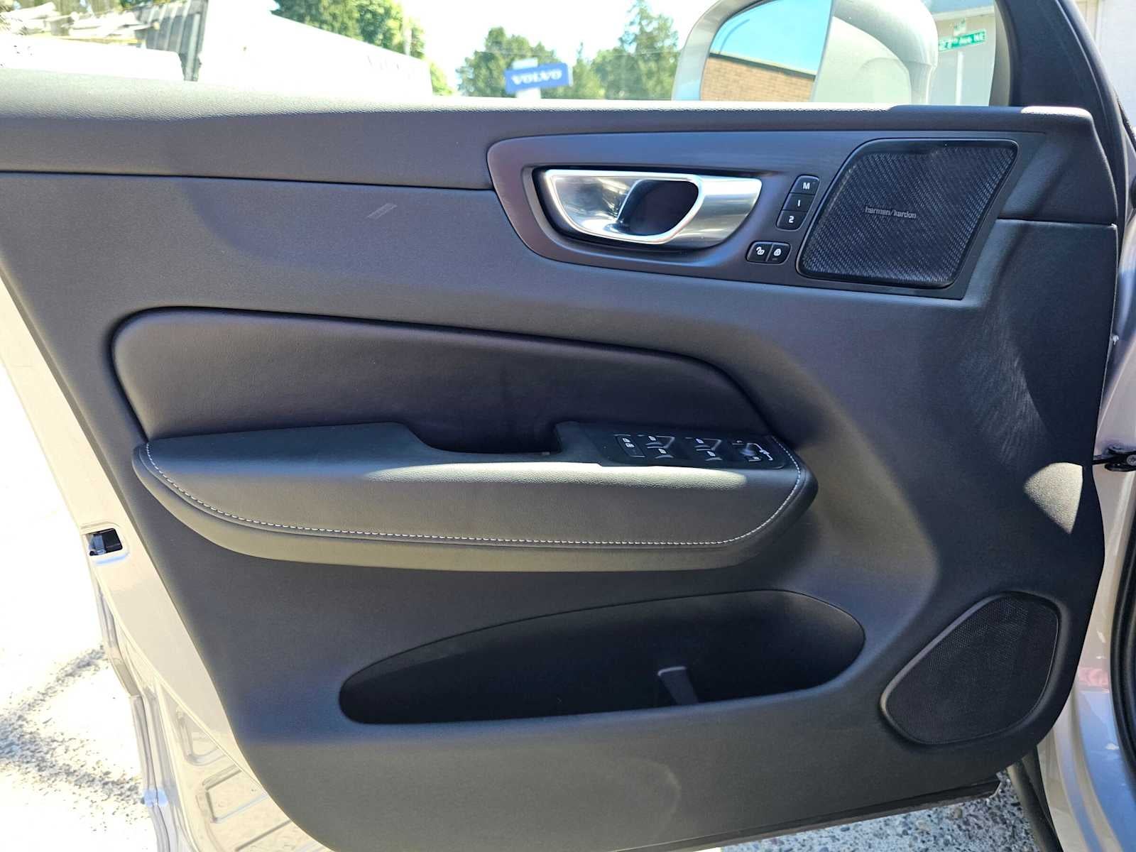 2023 Volvo XC60 Recharge Plug-In Hybrid Ultimate Bright Theme