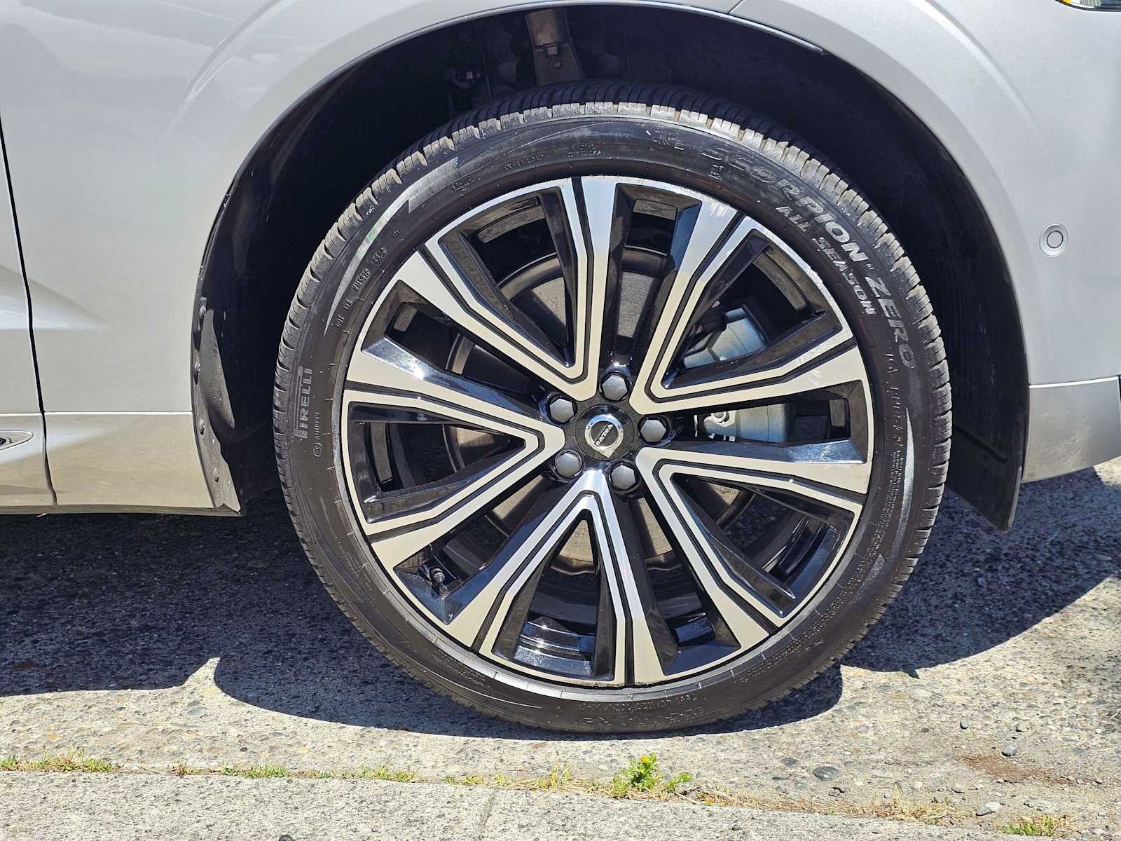 2023 Volvo XC60 Recharge Plug-In Hybrid Ultimate Bright Theme