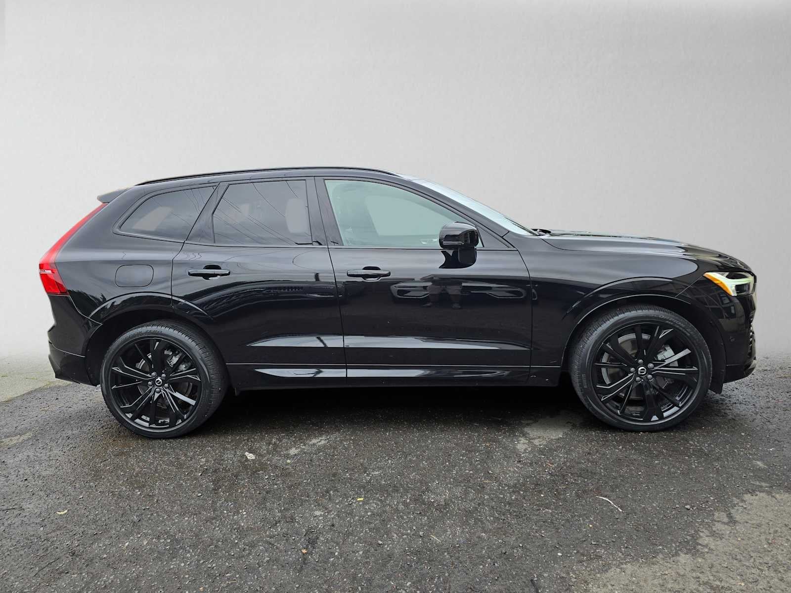 2024 Volvo XC60 Recharge Plug-In Hybrid Ultimate Black Edition