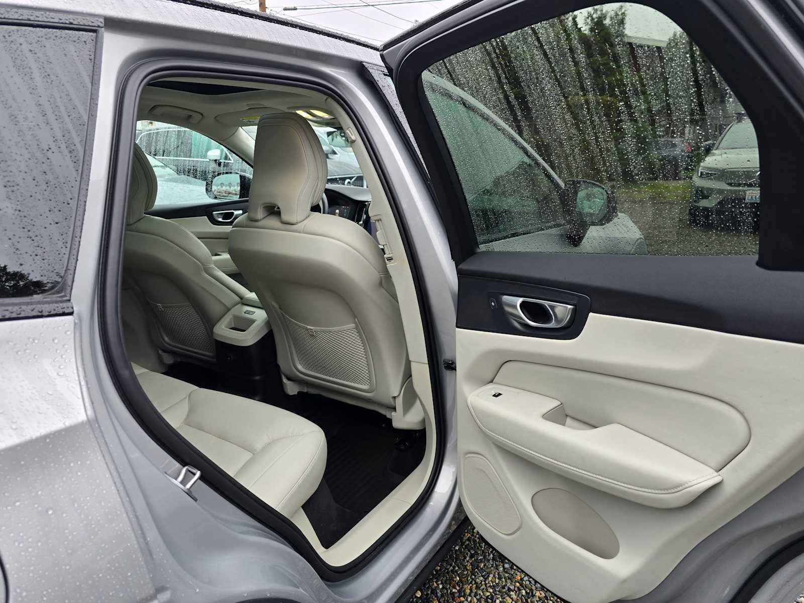 2024 Volvo XC60 Recharge Plug-In Hybrid Plus Dark Theme