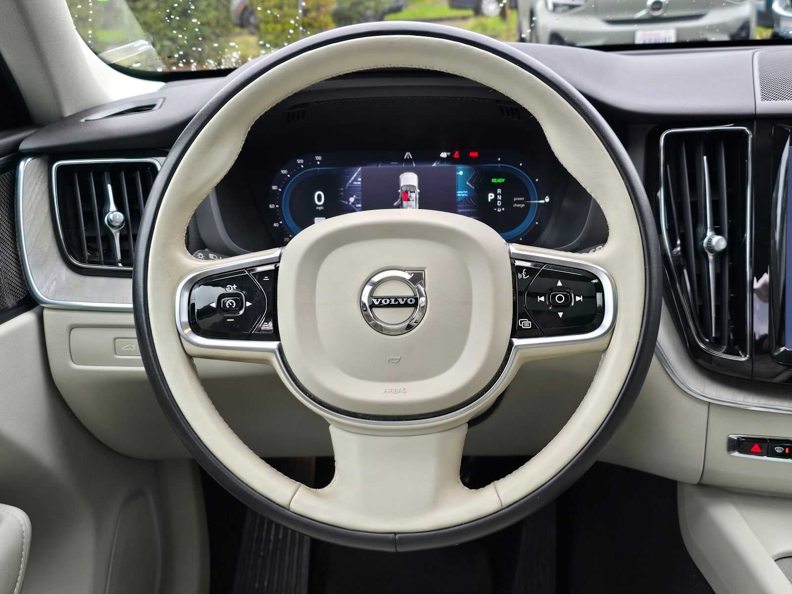 2024 Volvo XC60 Recharge Plug-In Hybrid Plus Dark Theme