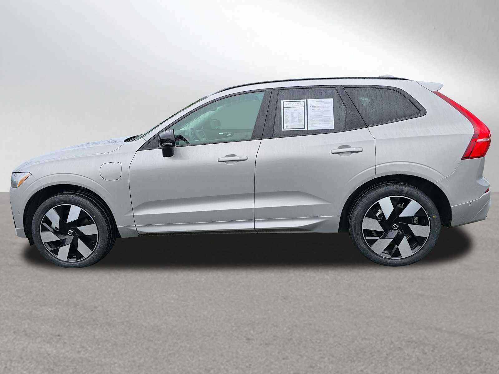 2024 Volvo XC60 Recharge Plug-In Hybrid Plus Dark Theme