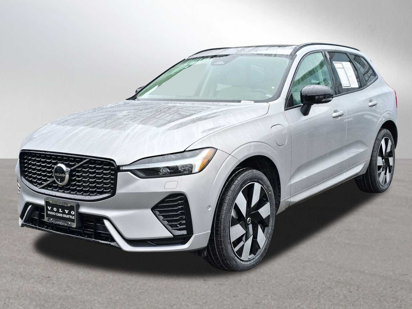 2024 Volvo XC60 Recharge Plug-In Hybrid Plus Dark Theme