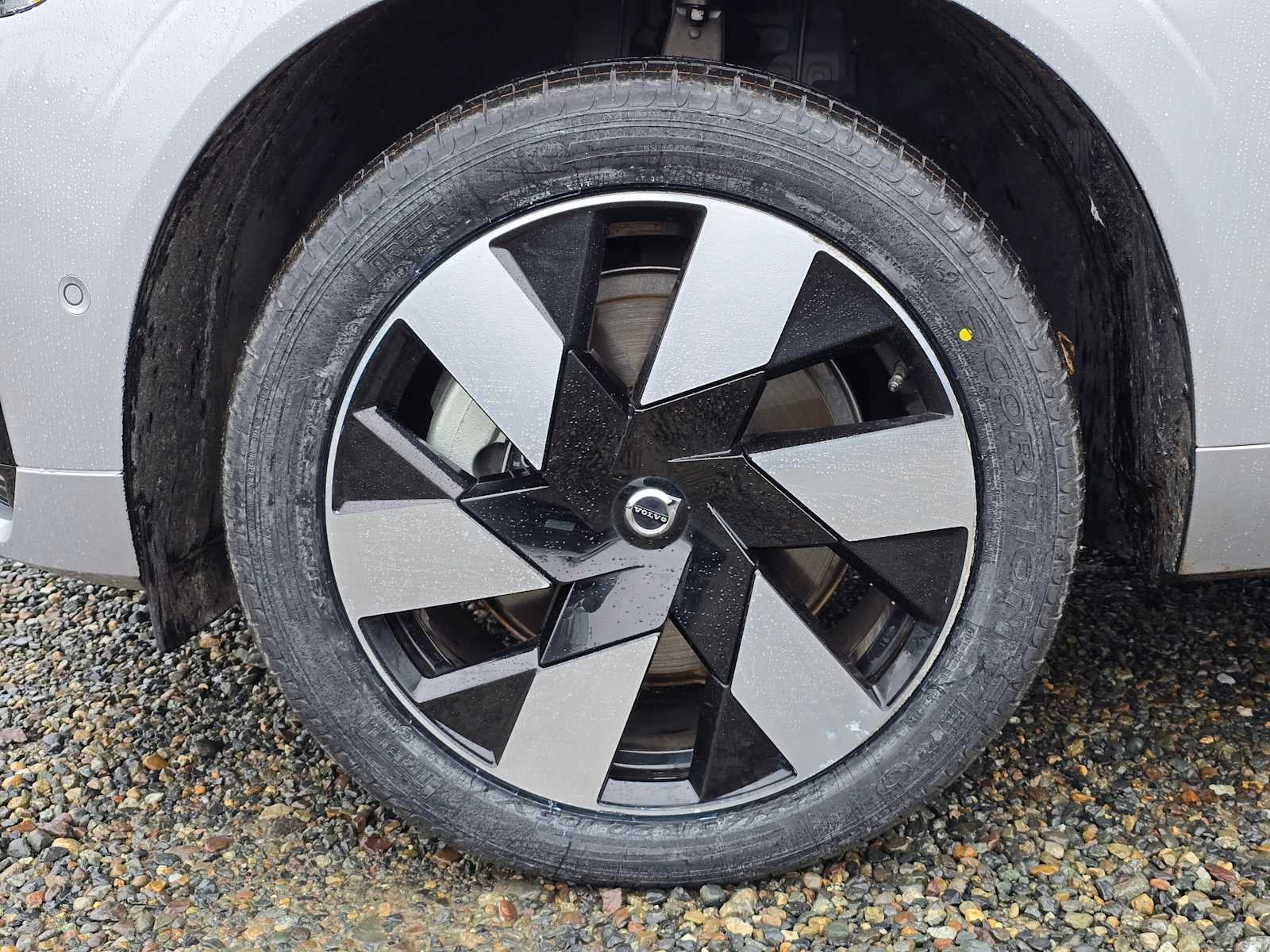 2024 Volvo XC60 Recharge Plug-In Hybrid Plus Dark Theme