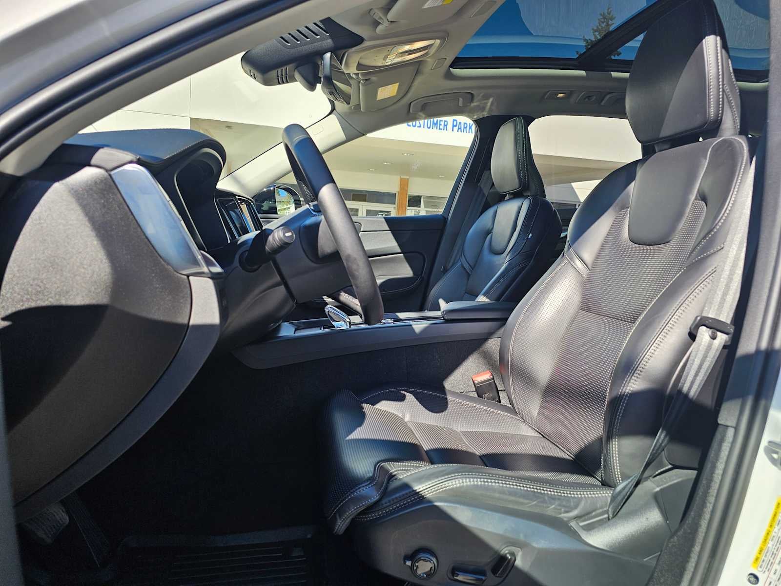 2024 Volvo XC60 Recharge Plug-In Hybrid Ultimate Dark Theme
