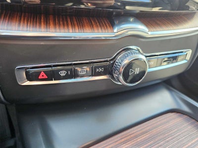 2024 Volvo XC60 Recharge Plug-In Hybrid Ultimate Dark Theme