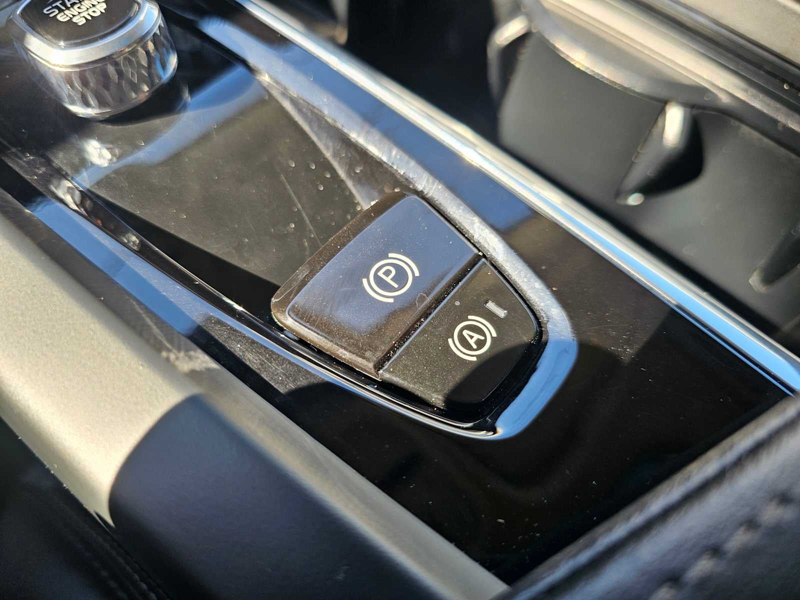 2024 Volvo XC60 Recharge Plug-In Hybrid Ultimate Dark Theme
