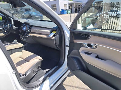 2026 Volvo XC90 Plug-In Hybrid Ultra Dark Theme
