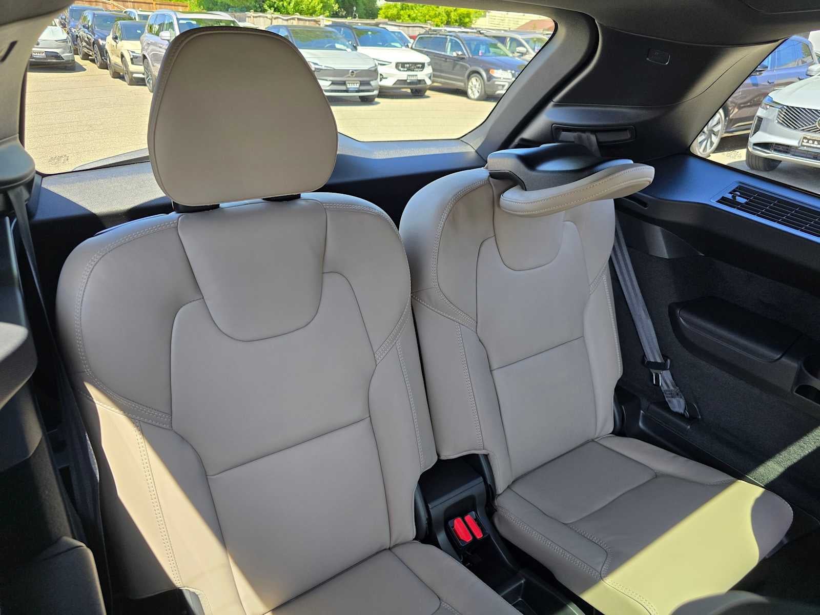 2026 Volvo XC90 Plug-In Hybrid Ultra Dark Theme