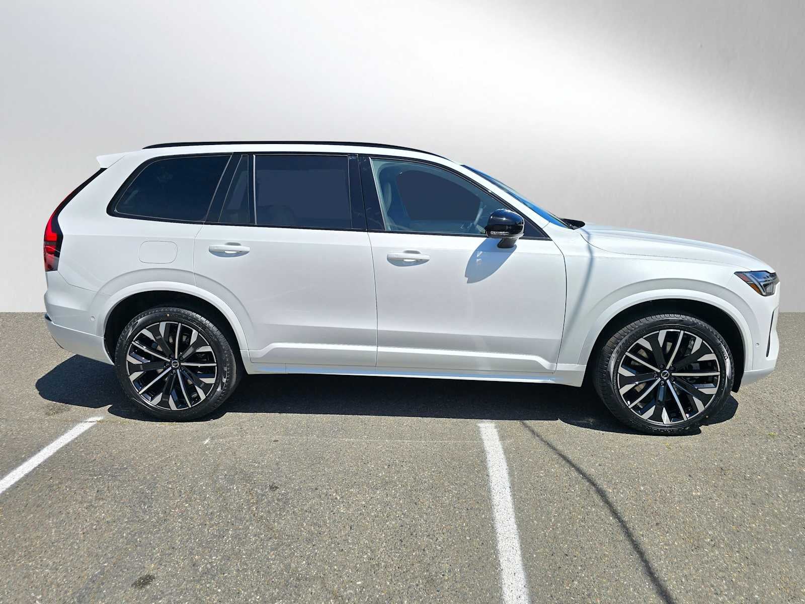 2026 Volvo XC90 Plug-In Hybrid Ultra Dark Theme