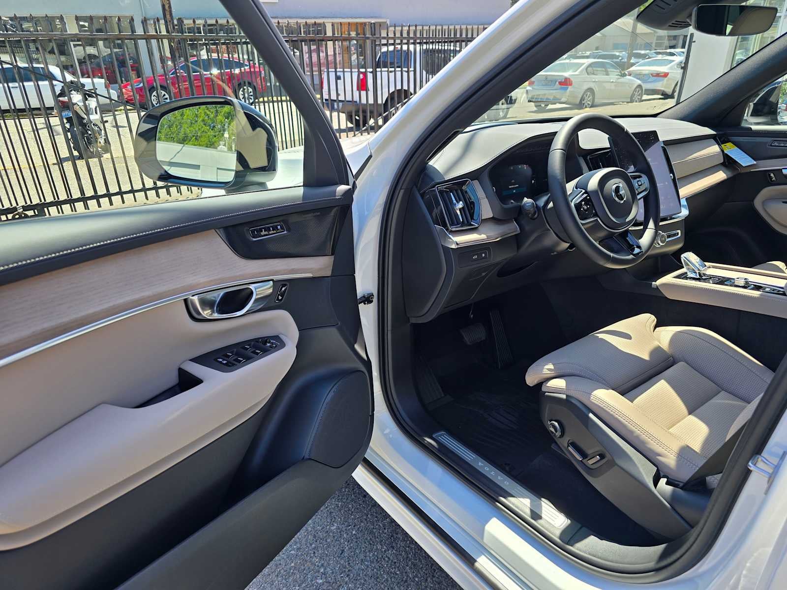 2026 Volvo XC90 Plug-In Hybrid Ultra Dark Theme