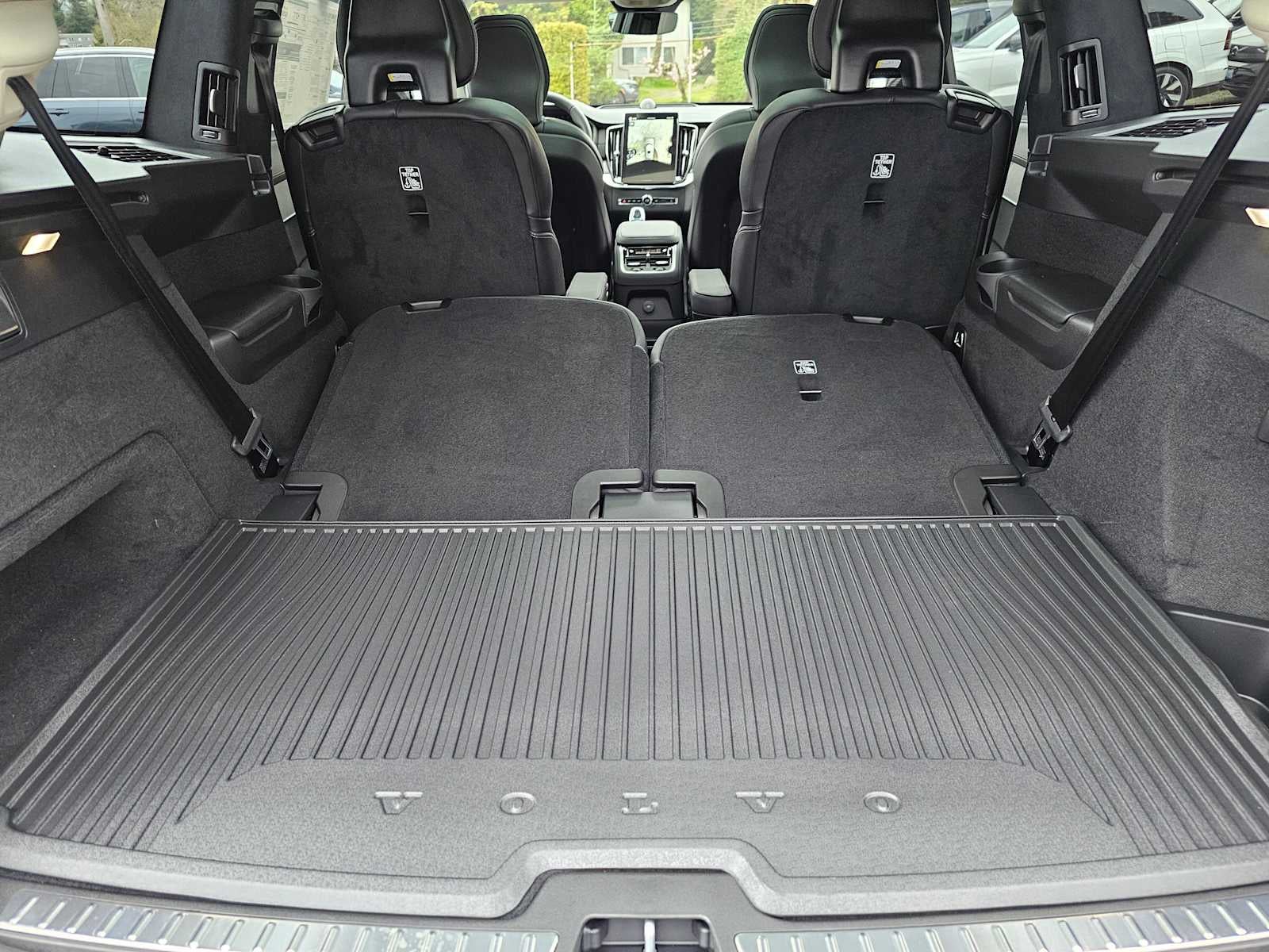 2026 Volvo XC90 Plug-In Hybrid Ultra Dark Theme