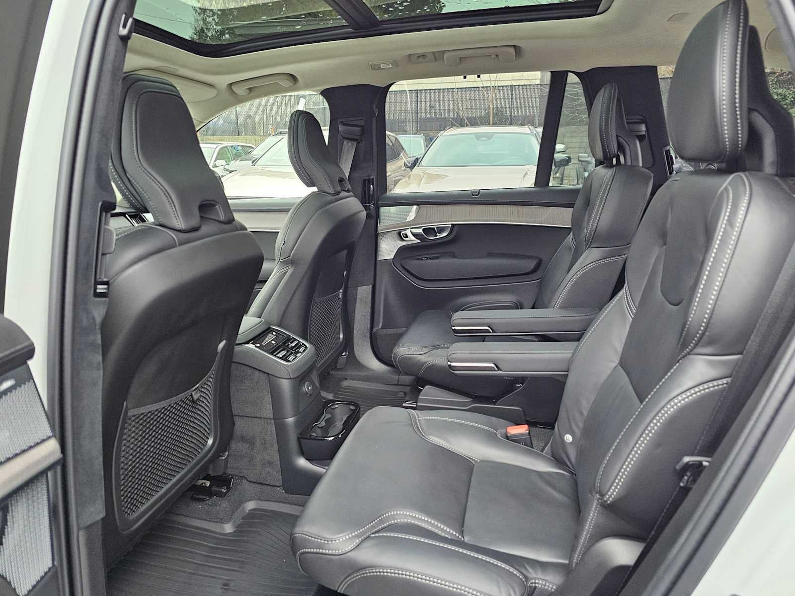 2026 Volvo XC90 Plug-In Hybrid Ultra Dark Theme