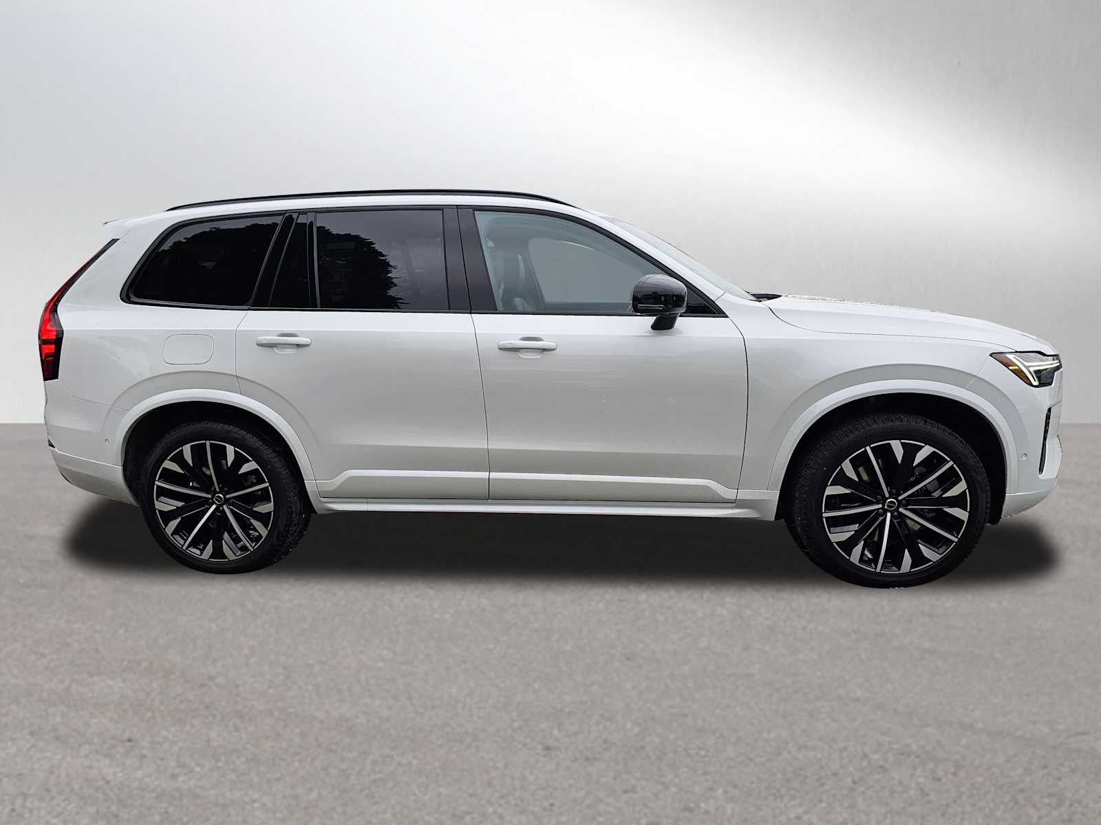 2026 Volvo XC90 Plug-In Hybrid Ultra Dark Theme