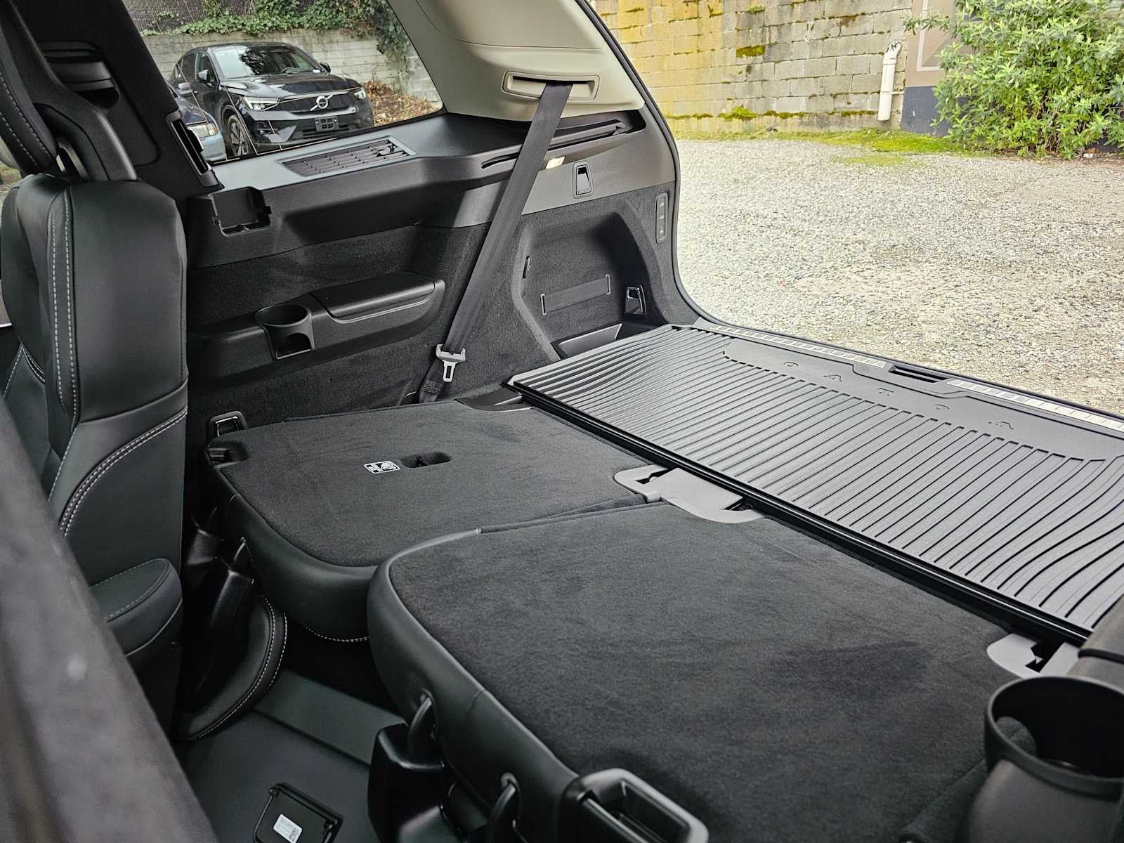 2026 Volvo XC90 Plug-In Hybrid Ultra Dark Theme