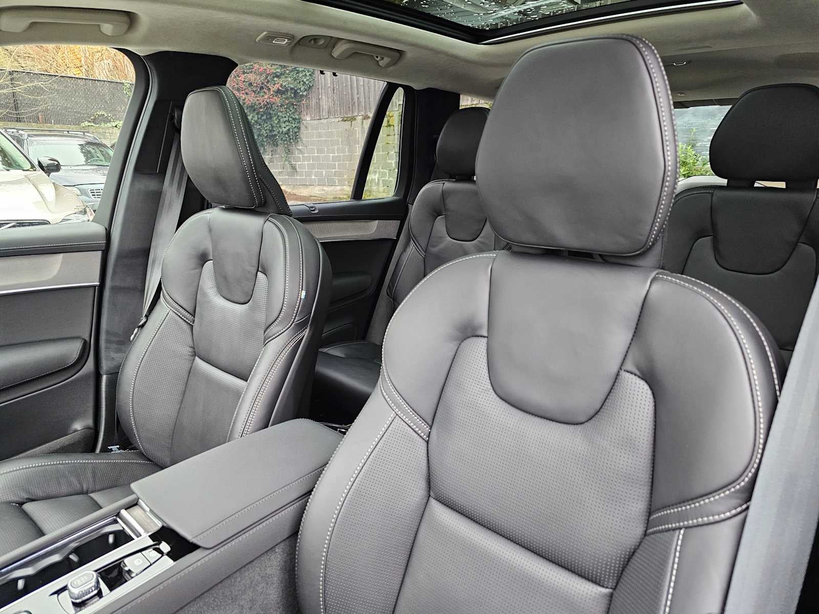 2026 Volvo XC90 Plug-In Hybrid Ultra Dark Theme