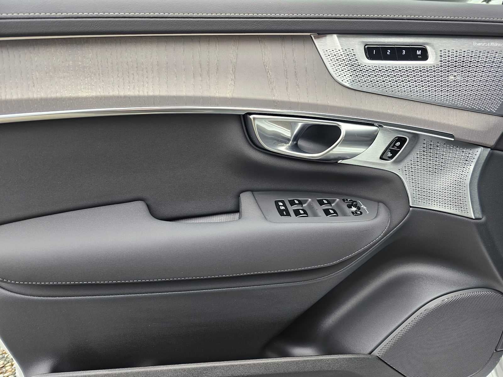 2026 Volvo XC90 Plug-In Hybrid Ultra Dark Theme