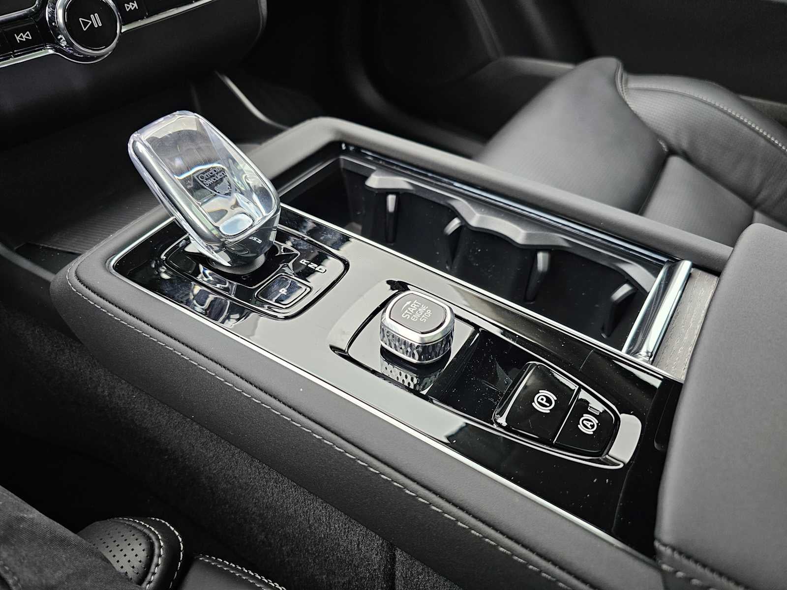 2026 Volvo XC90 Plug-In Hybrid Ultra Dark Theme
