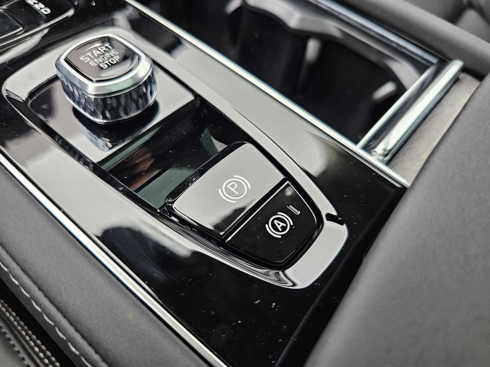 2026 Volvo XC90 Plug-In Hybrid Ultra Dark Theme